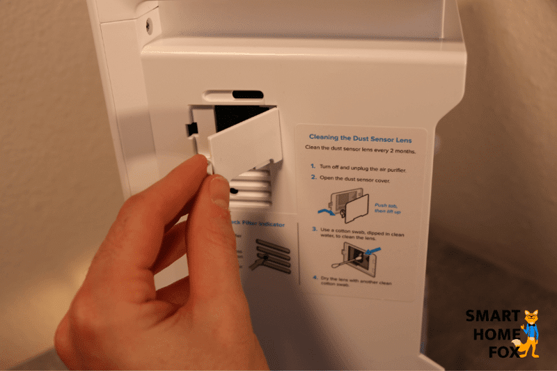 Eine Sensorklappe, daneben befindet sich eine Anleitung zur Reinigung des Luftqualitätssensors